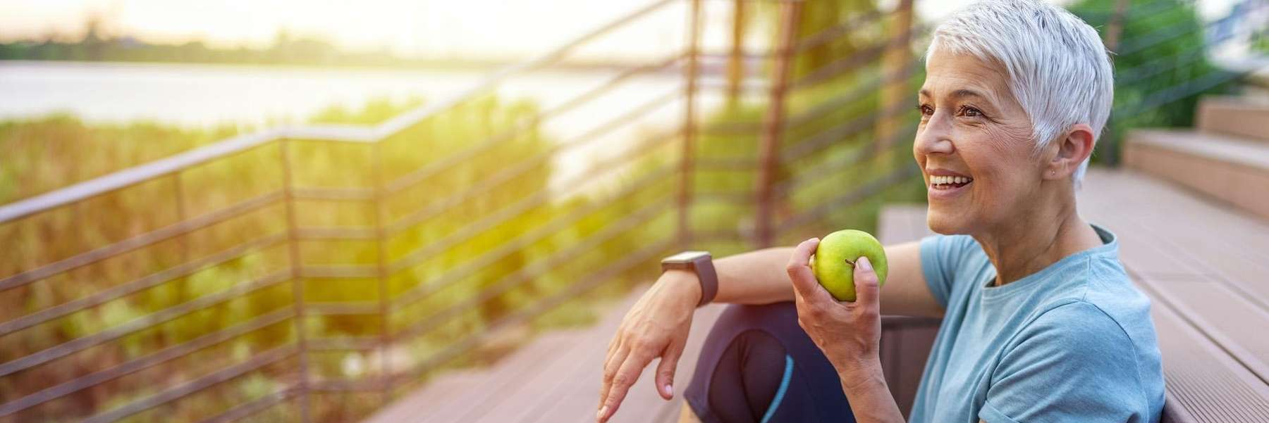 A woman with an apple, emphasizing nutrition's role in good periodontal health